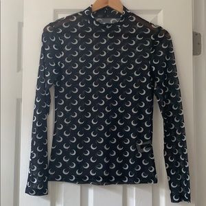 Mock-neck moon print mesh fitted top